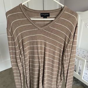 Men’s v neck sweater